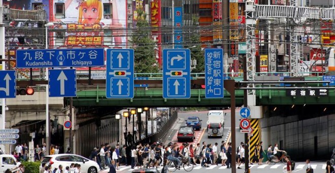 Gente cruzando la calle en el barrio comercial de Tokio. REUTERS/Kim Kyung-Hoon