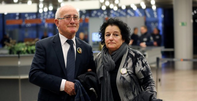 Paco Zapater y su esposa Núria, padres de la víctima española Clara Zapater, a su llegada para asistir a la primera sesión del juicio contra diez presuntos responsables de la tragedia de la 'Loveparade' de 2010, la gran fiesta al aire libre en que muriero