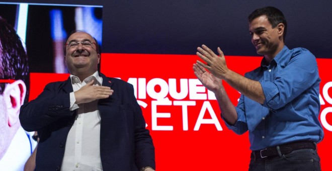 Miquel Iceta, proclamado como candidato del PSC a la Generalitat, aplaudido por el líder del PSOE, Pedro Sánchez. EFE