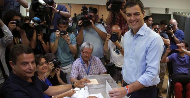 Pedro Sánchez vota en las elecciones generales de 2016. EFE