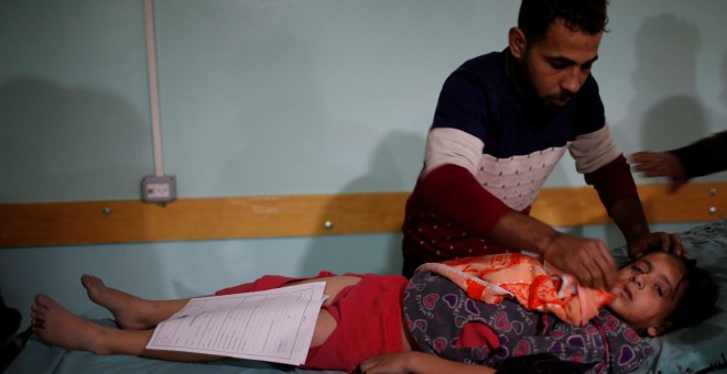 Un niña palestina herida durante los bombardeos israelíes en Gaza.- REUTERS