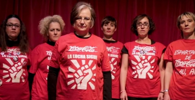 'Espartanas' de Coca-Cola reclaman el boicot a la marca de refrescos en una campaña navideña.