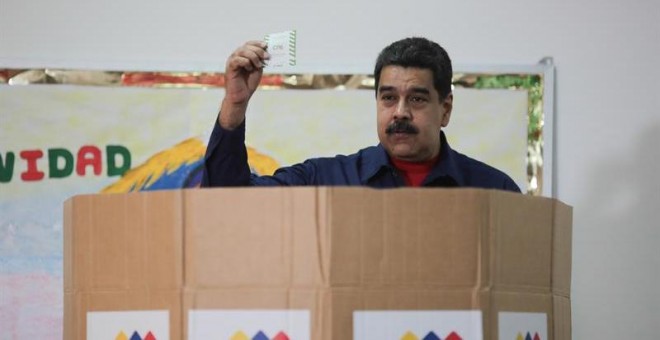 El presidente de Venezuela, Nicolás Maduro, votando durante las elecciones municipales. - EFE