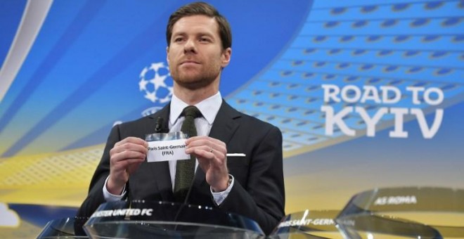 Xabi Alonso sujeta el papel del PSG, rival del Real Madrid. - EFE