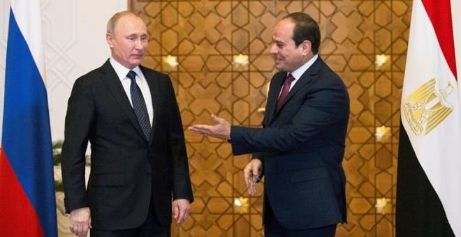 El presidente ruso, Vladimir Putin, junto al de Egipto, Abdel Fattah al-Sisi, durante una visita a El Cairo tras su paso por Siria. - EFE
