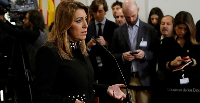La presidenta de la Junta de Andalucía, Susana Díaz, hace unas declaraciones a los periodistas en el Congreso, en los actos del Día de la Constitución. EFE/ Juan Carlos Hidalgo