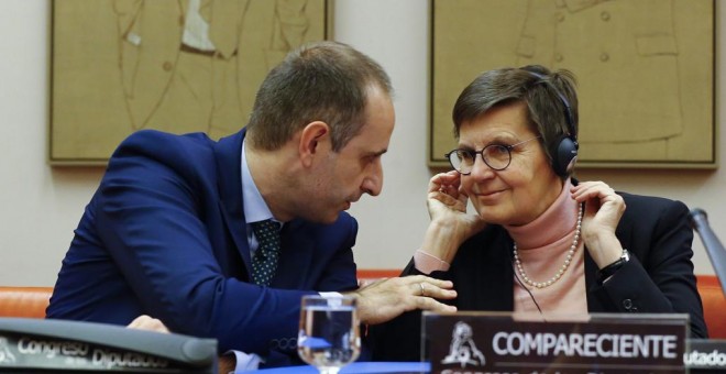 La presidenta de la Junta Única de Resolución (JUR), Elke König, con el presidente del FROB, Jaime Ponce, durante su comparecencia en el Congreso. EFE/J.P. Gandul