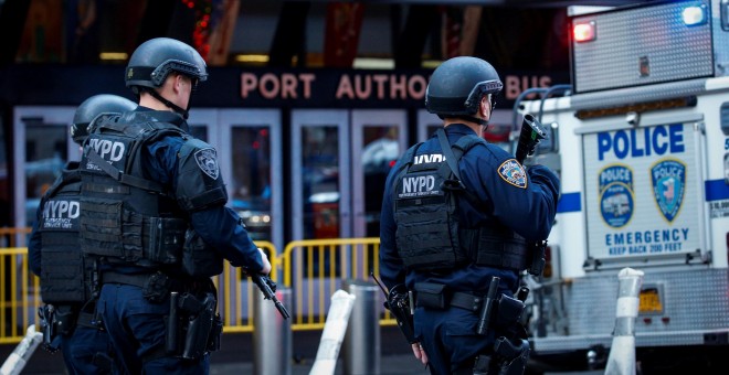 La Policía vigila la terminal de autobuses de la Auroridad del Puerto, donde un joven ha detonado una bomba casera. REUTERS/Brendan McDermid