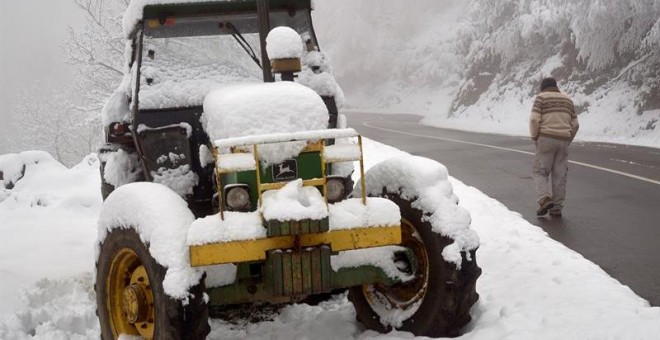 La nieve que ha caído en las últimas horas sobre la Montaña de Lugo ha afectado, de forma total o parcial, a un total de 27 líneas del transporte escolar. - EFE