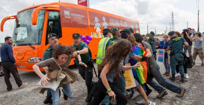 Defensores de los derechos LGTBI bloquean el acceso del autobús Hazte Oír a Logroño. EFE/Archivo