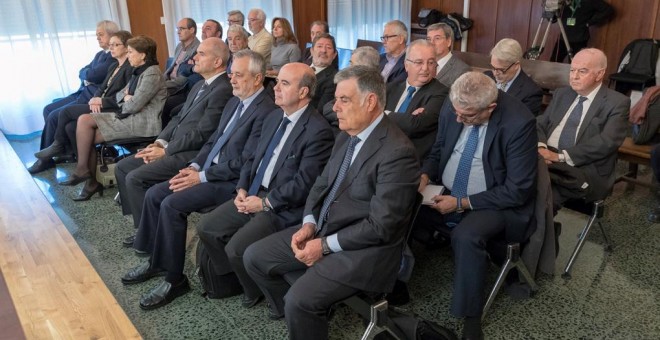 Los 22 ex altos cargos de la Junta de Andalucía, entre ellos los expresidentes socialistas Manuel Chaves (4d), y José Antonio Griñán (3d), sentados en la sala de la Audiencia de Sevilla donde ha comenzado el juicio por el que se les acusa de prevaricación
