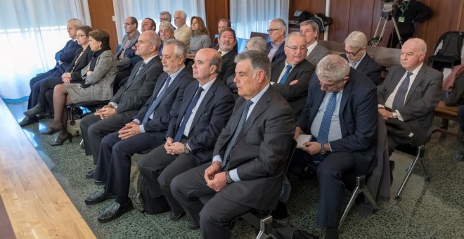 Los 22 ex altos cargos de la Junta de Andalucía, entre ellos los expresidentes socialistas Manuel Chaves (4d), y José Antonio Griñán (3d), sentados en la sala de la Audiencia de Sevilla donde ha comenzado el juicio por el que se les acusa de prevaricación