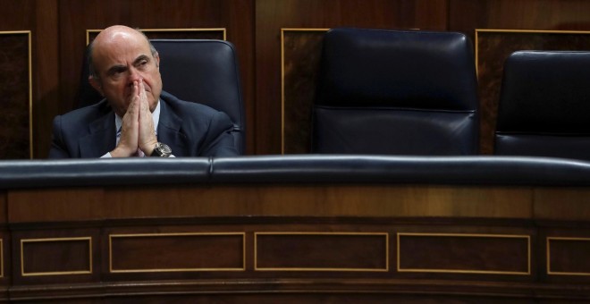 El ministro de Economía, Luis de Guindos, durante la sesión de control al Gobierno en el Congreso. EFE/Emilio Naranjo