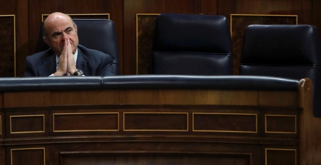 El ministro de Economía, Luis de Guindos, durante la sesión de control al Gobierno en el Congreso. EFE/Emilio Naranjo