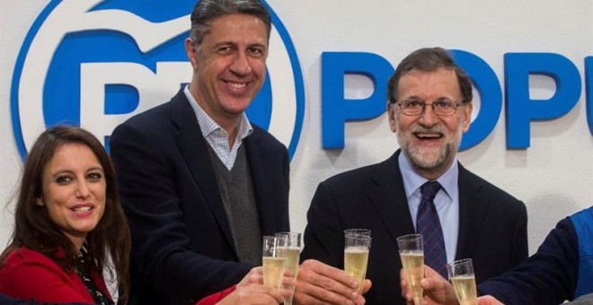 El presidente del Gobierno y del Partido Popular, Mariano Rajoy, acompañado del candidato del PPC a la presidencia de la Generalitat, Xavier García Albiol (c), y la numero dos de la lista de los populares, Andrea Levy (i), durante la inauguración de la Of