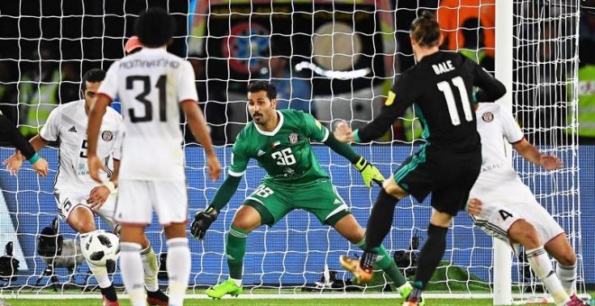 El jugador del Real Madrid Gareth Bale (2d) marca el gol que ha dado la victoria al equipo ante el Al Jazira durante el partido de semifinal perteneciente al Mundial de Clubes disputado entre ambos equipos en Abu Dabi (Emiratos Árabes Unidos) hoy, 13 de d