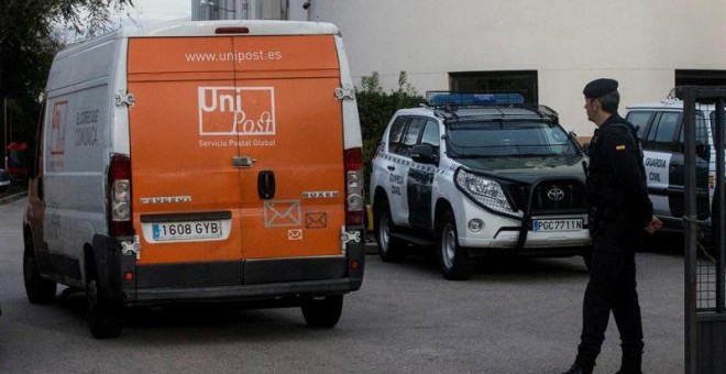 Agentes de la Guardia Civil junto a la sede de Unipost en l'Hospitalet de Llobregat. - EFE