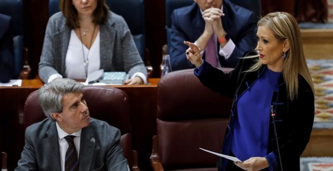 La presidenta de la Comunidad de Madrid, Cristina Cifuentes (d) en la Asamblea de Madrid. /EFE