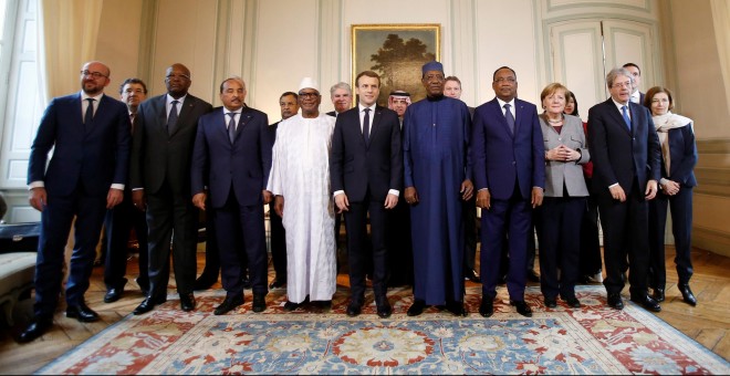 El presidente francés Emmanuel Macron junto a los líderes del Sahel G-5.REUTERS/Michel Euler