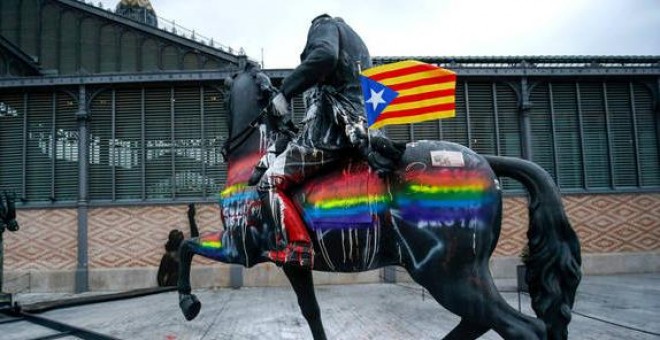 La estatua de Franco sufrió multitud de ataques cuando estaba expuesta en el Born de Barcelona.