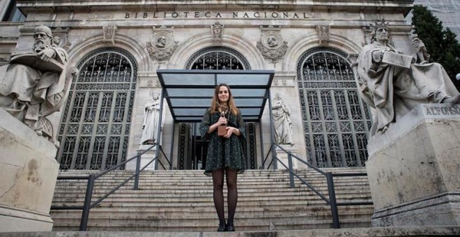 Alba Flores Robla, en la imagen, ha sido la ganadora del Premio Adonáis 2017 de Poesía, un galardón destinado a jóvenes poetas que llega a su 71 edición, por su obra 'Digan adiós a la muchacha', según el fallo hecho público hoy en un acto celebrado en la