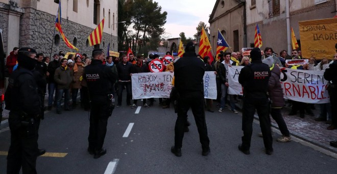 Protesta frente a la sede de Freixenet en Sant Sadurni d'Anoia, durante la visita del presidente del Gobierno,  Mariano Rajoy, en la campaña del 21-D. REUTERS/Albert Gea