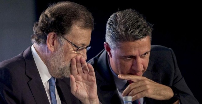 El presidente del Gobierno y del PP, Mariano Rajoy, con el candidato del PPC a las elecciones catalanas, Xavier García Albiol, en una imagen de archivo. EFE