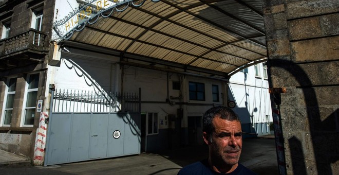 Un trabajador naviero de Vigo, antes de una manifestación en plena crisis del sector, el 4 de julio de 2013.- MIGUEL RIOPA (AFP)