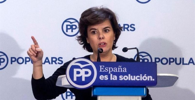 La vicepresidenta del Gobierno, Soraya Sáenz de Santamaría, arropa al cabeza de lista del PPC en las elecciones del 21D, Xavier García Albiol. /EFE