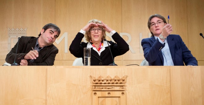 La alcaldesa de Madrid, Manuela Carmena,acompañada por el nuevo responsable municipal de Economía y Hacienda, Jorge García Castaño, y de la delegada de Equidad, Marta Higueras, durante la rueda de prensa que ha ofrecido en el Palacio de Cibeles.EFE/Luca P