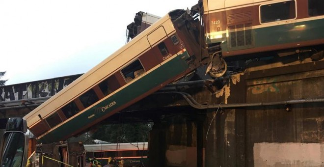 Imagen del tren Amtrack 501 tras descarrilar y caer sobre la autopista interestatal 5, en el estado de Washington. / EFE