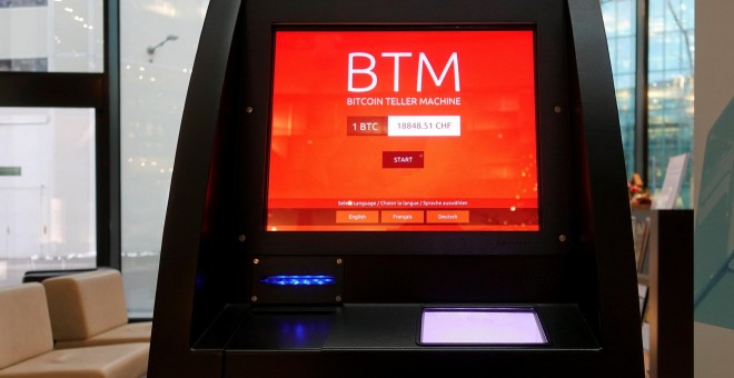 Un cajero automático de bitcoin en Zurich, con la cotización de la criptomoneda en francos suizos. REUTERS/Arnd Wiegmann