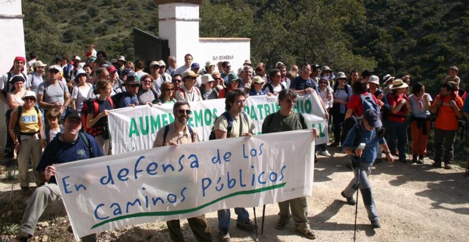 Clavero, de verde, sostiene una pancarta en una manifestación por la defensa de los caminos públicos. JORGE CABEZAS