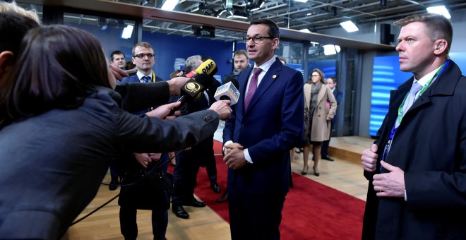 El primer ministro polaco Mateusz Morawiecki, realiza unas declaraciones a los periodistas tras la reunón del Grupo de Visegrado, en Bruselas. REUTERS/Eric Vidal