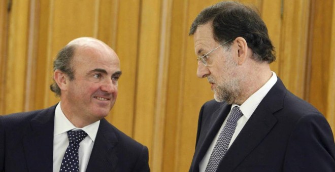 El ministro de Economía, Luis de Guindos, y el presidente del Gobierno, Mariano Rajoy, en una imagen de archivo. EFE