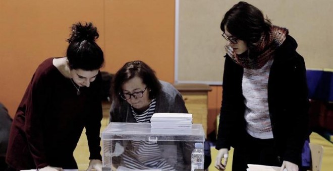 Varias personas se disponen a constituir una de las mesas de votación en la Escola Pere IV de la ciudad condal , más de cinco millones y medio de catalanes están llamados a las urnas en esta jornada de elecciones autonómicas.EFE/Juan Carlos Cárdenas