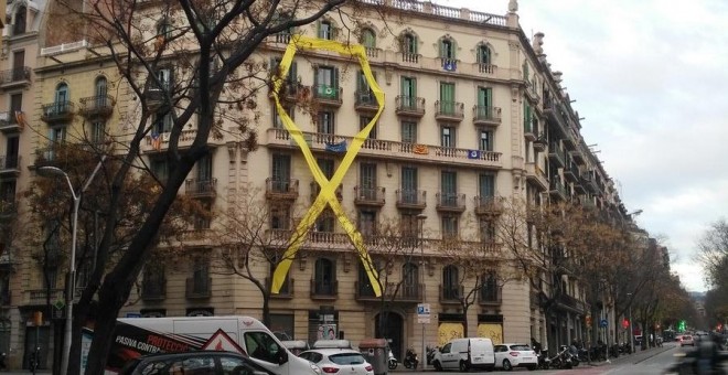 Lazo amarillo en la fachada de un edificio de la calle Mallorca de Barcelona./ @bcadilla