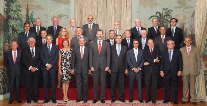 Reunión con el patronato del Real Instituto Elcano de estudios internacionales y estratégicos. 25 hombres, dos mujeres.