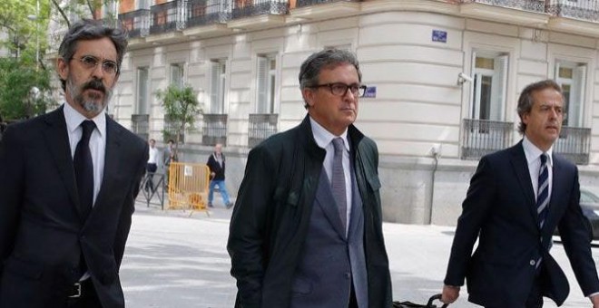 Jordi Pujol Ferrusola cuando se dirigía el martes a la Audiencia Nacional acompañado de sus abogados, Cristóbal Martell y Albert Carrillo / EFE