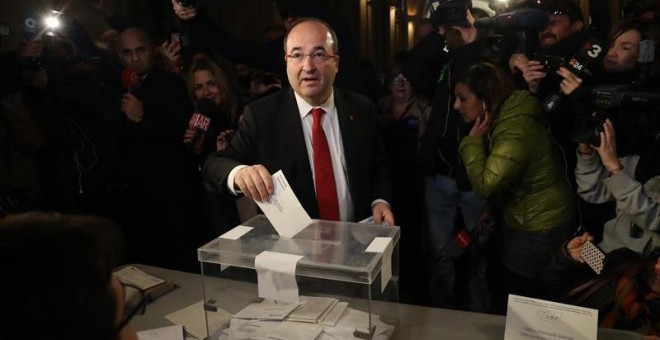 El líder del PSC Miquel Iceta, en el momento de votar en su colegio electoral de Barcelona, más de cinco millones y medio de catalanes están llamados a las urnas en esta jornada de elecciones autonómicas. EFE/Javier Etxezarreta