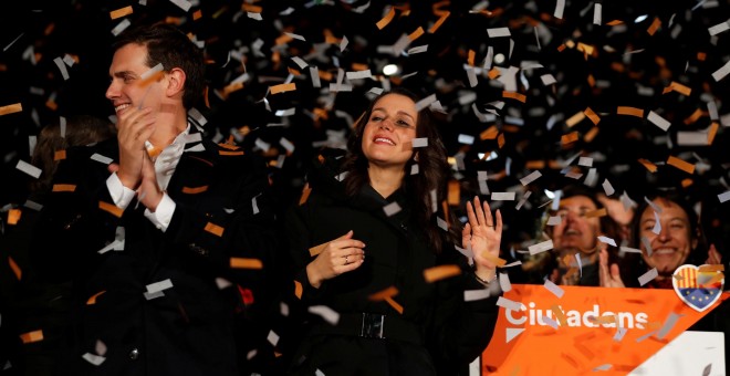 La candidata de Ciudadanos, Inés Arrimadas, y el líder de la formación naranja, Albert Rivera, celebrar su victoria en las elecciones del 21-D, en Barcelona. REUTERS/Eric Gaillard