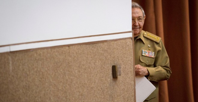 El presidente de Cuba, Raul Castro, se dirige a pronunciar su discurso ante la Asamblea Nacional, en La Habana. REUTERS/ Irene Perez (Cubadebate)