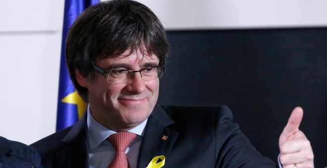 El president cesado Carles Puigdemont, número uno de la lista de Junts per catalunya, saluda a sus seguidores en Bruselas que celebran los resultados de las elecciones del 21-D.. REUTERS/Francois Lenoir