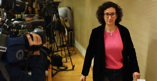 La secretaria general de ERC, Marta Rovira, al inicio de la rueda de prensa que ERC ha ofrecido tras la reunión de su comisión ejecutiva ampliada, para valorar los resultados de las elecciones del 21D./ EFE