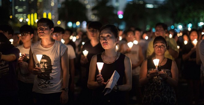 Miles personas sostienen velas mientras participan en una vigilia con motivo del 26 aniversario de la matanza de Tiananmen, en el Victoria Park de Hong Kong, China. EFE