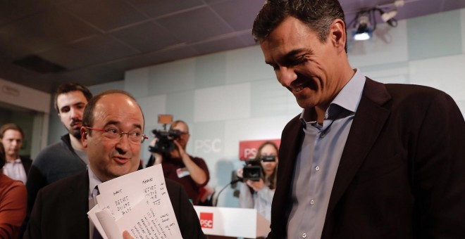 El secretario general del PSOE, Pedro Sánchez, y el primer secretario del PSC, Miquel Iceta, tras la reunión de la ejecutiva de los socialistas catalanes para valorar los resultados de las elecciones del 21-D. EFE/Juan Carlos Cárdenas