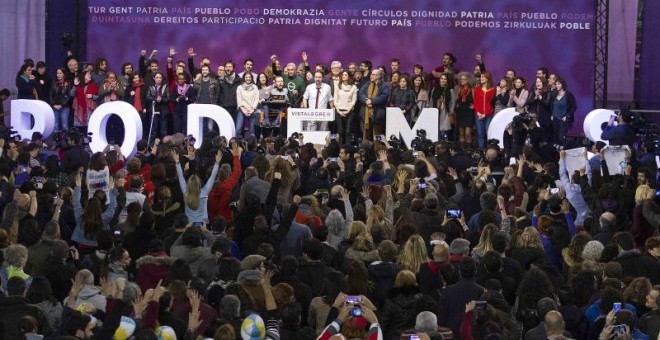 Cargos y representantes de Podemos saludan desde el escenario en el cierre del Congreso de Vistalegre. /MANOLO FINISH