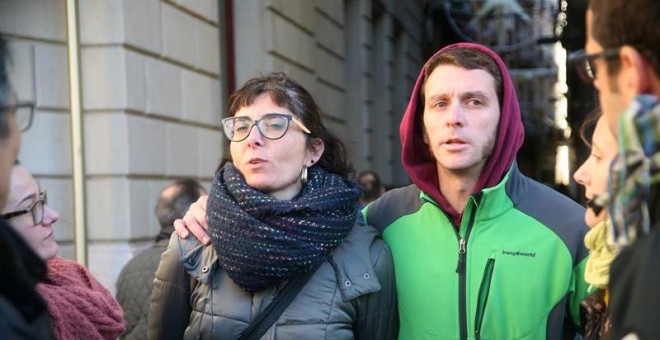 Los concejales de la CUP de Reus (Tarragona) Marta Llorens y Oriol Ciurana, sobre los que pesa una orden de detención por no comparecer ante el juez, a su salida hoy del Ayuntamiento de Reus. Los Mossos d'Esquadra han detenido a Marta Llorens y Oriol Ciur