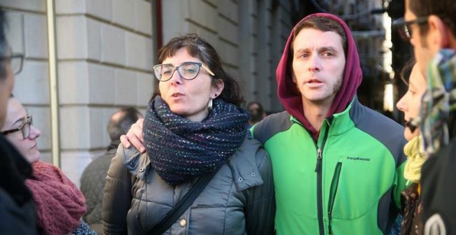 Los concejales de la CUP de Reus (Tarragona) Marta Llorens y Oriol Ciurana, sobre los que pesa una orden de detención por no comparecer ante el juez, a su salida hoy del Ayuntamiento de Reus. Los Mossos d'Esquadra han detenido a Marta Llorens y Oriol Ciur