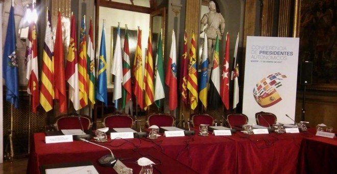 Las banderas de las comunidades autónomas en la sala del Senado donde se celebró la última Conferencia de Presidentes, en enero de 2017. E.P.